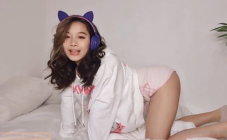 Irisadamsone stunning young Shows Off Thicc butt Bending On bed In Doggystyle onlyfans video