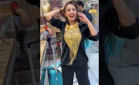 Dubai me kharid li Gold Ki bikini